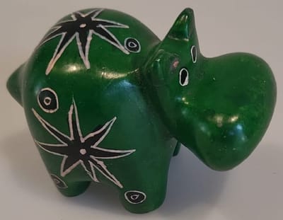 Nog meer sfeer in uw woonomgeving met deze prachtig handgemaakte nijlpaard! Een bijzondere nijlpaard gemaakt van speksteen, een zachte natuursteen. Vindt een gezellig plekje in huis, serre/tuinkamer of in de werkkamer. Voor uzelf of als Cadeau