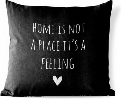 Buitenkussen Weerbestendig - Engelse quote "Home is not a place it's a feeling" met een hartje tegen een zwarte achtergrond - 50x50 cm