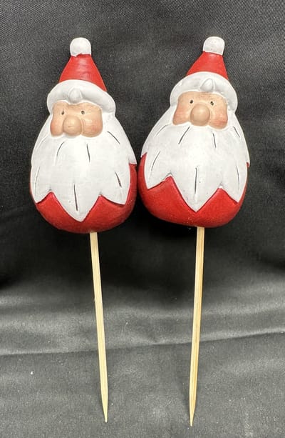 Decoratieve Kerst stekers "Kerstman" - Set van 2 stuks - meerkleurig - keramiek - hoogte incl. steker 18 cm x 5 x 1 cm - Woonaccessoires - Decoratieve stekers - Tuinaccessoires - Kerst accessoires