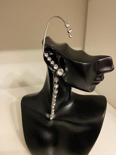 Oormanchet zilver met strass rechts dragend || Make up | Parfum | Moederdag | Verjaardagscadeau| Cadeautje| Valentijnsdag| Kado | sieraden | vaderdag | oorbellen | oorsieraden