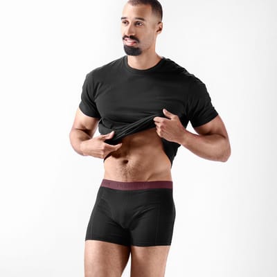 FlexFeel | Zwarte katoenen boxershort met karmozijnrode tailleband