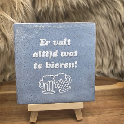 Robuust Wenstegeltje – Er Valt Altijd Wat Te Bieren – Inclusief Houten Standaard – Luxe Cadeautegel met Tekst – Perfect Cadeau voor Relaties, Woningdecoratie en Jubiliea - Trendy nu - Keramiek - 10X10