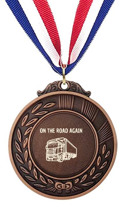 Akyol - on the road again medaille bronskleuring - Vrachtwagen chauffeur - cadeau vrachtwagenchauffeur - leuk cadeau voor de cadeau vrachtwagenchauffeur om te geven - verjaardag cadeau vrachtwagenchauffeur