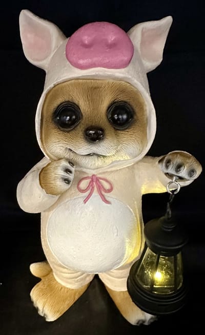 Decoratieve solarlamp "stokstaartje in onesie" - varkentje - polyresin - hoogte 23x14x12cm - Tuinaccessoires - Decoratieve beelden voor buiten
