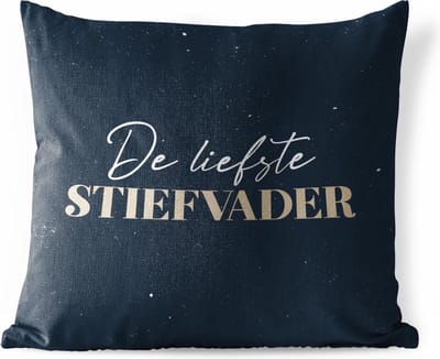 Buitenkussen - Cadeau voor man - Quote - Stiefvader - De liefste stiefvader - Spreuken - 45x45 cm - Weerbestendig - Vaderdag cadeautje - Cadeau voor vader en papa