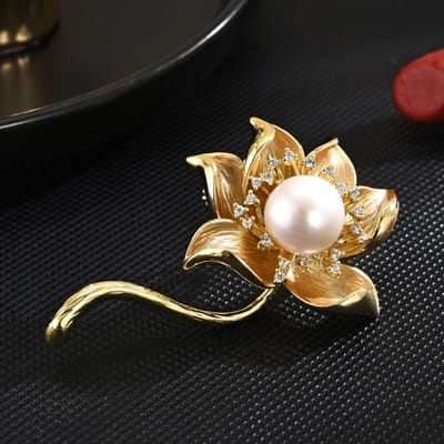 Dames Licht Luxe Design Elegante Imitatie Parel Lotus Broche Modieuze En Veelzijdige Niche Design Sense Broche brown