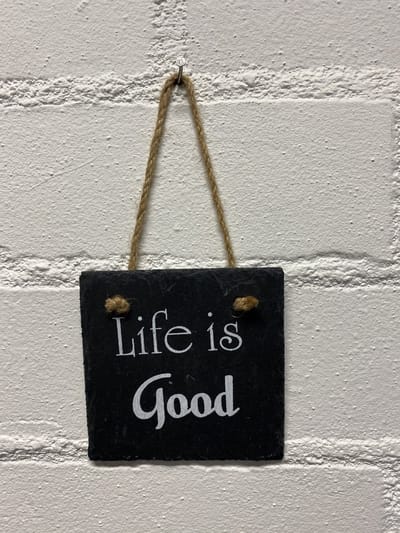 Deco leisteen met ophangkoordje - vierkant - Life is good - 10x10 cm - Woonaccessoires