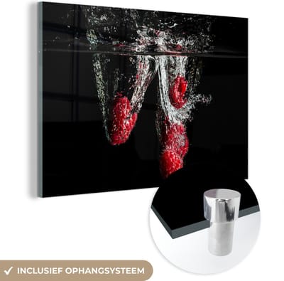 MuchoWow® Glasschilderij 150x100 cm - Schilderij acrylglas - Frambozen - Fruit - Stilleven - Water - Zwart - Rood - Foto op glas - Schilderijen