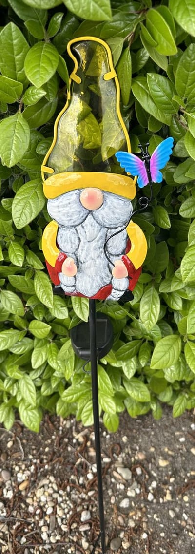 Metaal + glazen solarlamp op tuinsteker "Kabouter met vlinder" - meerkleurig - tuinsteker - hoogte 82 x 15 x 2 cm - Tuindecoratie - Tuinverlichting