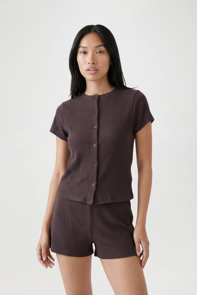 boohoo Dames Crinkle Rib Top Met Knoopsluiting En Korte Mouwen En Shorts Set | Chocoladebruin | Maat: 36