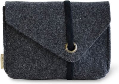 Kabeltasje SUUS - Gerecycled wolvilt Met dit handige opbergtasje van MADE out of maak je jouw kantoorset van gerecycled wolvilt helemaal compleet! Jouw oplaadkabel, muis, usb-kabels en andere laptop accessoi
