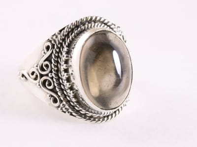 Bewerkte zilveren ring met rookkwarts - maat 16.5