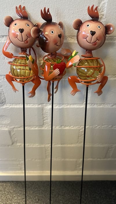 Metalen deco tuinstekers "aapjes op bol" - Set van 3 stuks - Meerkleurig - hoogte 70 x 10 x 1 cm - Tuinaccessoires - Tuindecoratie – Tuinstekers