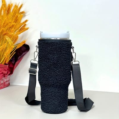 Dutchers® Teddy Waterfleshouder geschikt voor Stanley Cup 40 oz - Draagtas - Bekerhouder - Accessoires - Schoudertas - Telefoonhouder - Zwart