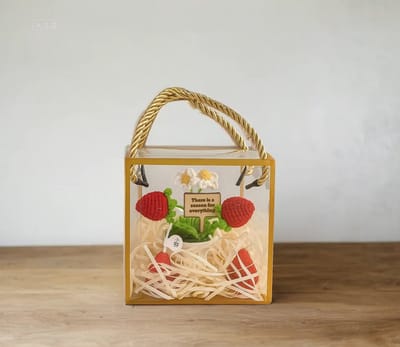 Gifts From Above Gehaakt Aardbeienplantje & Aardbeien Geurkaarsjes – Christelijk Cadeauset - Bijbeltekst Prediker – Uniek Geschenk, Inspirerend & Decoratief – Christelijk cadeau – Bijbeltekst kaart