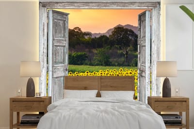 Behang - Fotobehang Zonnebloem - Avond - Bloemen - Doorkijk - Breedte 220 cm x hoogte 220 cm