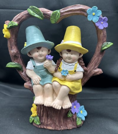 Decoratief beeld "Hart boom met jongen en meisje"- Blauwe + Gele hoed - meerkleurig - polyresin - Hoogte 20 x 18 x 10 cm - Woonaccessoires - Tuinaccessoires - Tuindecoratie