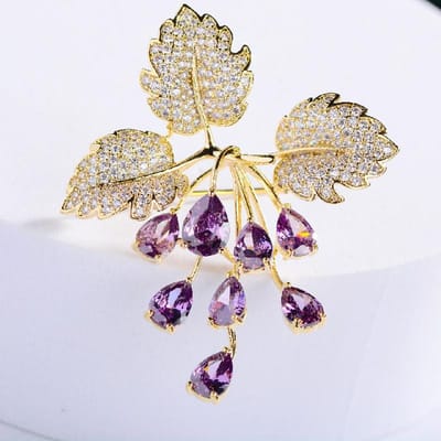 Nieuwe Mode Druif Koper Ingelegd Zirkonia Broche Creatief Pinontwerp Kledingaccessoires Nieuwjaarscadeau beige