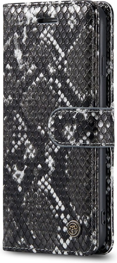 Casemania Hoesje Geschikt voor Apple iPhone SE 2022 - Zwart - Luxe Wallet Bookcase met Pasjeshouder en Standaard - Kunstleer Portemonnee Telefoonhoesje met Slangen Structuur