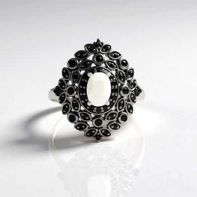 Cavill - Zilveren Ring met Regenboog Maansteen 0,83 ct en Zwarte Spinel 0,55 ct - 925 Platina Gecoat Zilver - Ovaal Edelsteen Ring Dames