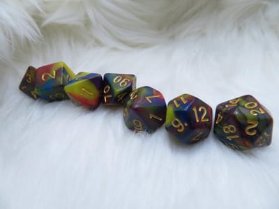 Polyset Dice | Dobbelstenen - Set Van 7 Stuks - Rood Geel Groen Blauw Paars Parelmoer Marmer Goud | Voor D&D en Andere Rollenspellen | Plastic Dobbelstenen Set voor Dungeons and Dragons | Polyhedral Dice Set | Mooie Zwarte Velvet Dice Bag voor 3 Sets