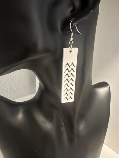 Witte houten oorbellen VV | Make up | Parfum | Moederdag | Verjaardagscadeau| Cadeautje| Valentijnsdag| Kado | sieraden | vaderdag | oorbellen | oorsieraden