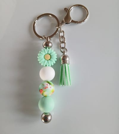 Sleutelhanger, tashanger met kralen en kwastje | mint, groen, bloem.