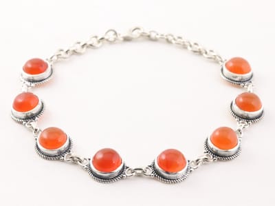 Bewerkte zilveren armband met carneool