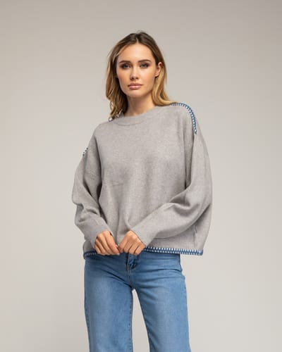 Oversized gebreide trui met stikseldetails aan de zoom en op de schouders.