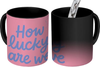Magische Mok - Foto op Warmte Mokken - Koffiemok - How lucky are we - Klavervier - Roze - Blauw - Magic Mok - Beker - 350 ML - Theemok - Mok met Tekst