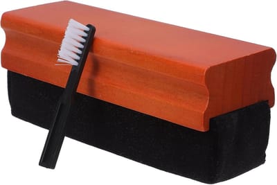 Reiningsset voor vinylplaten met een fluwelen borstelkop en houten handvat, inclusief een antistatische platenborstel, speciaal ontworpen voor de grondige reiniging van vinylplaten. Zacht en duurzaam, ideaal voor platencollectoren.