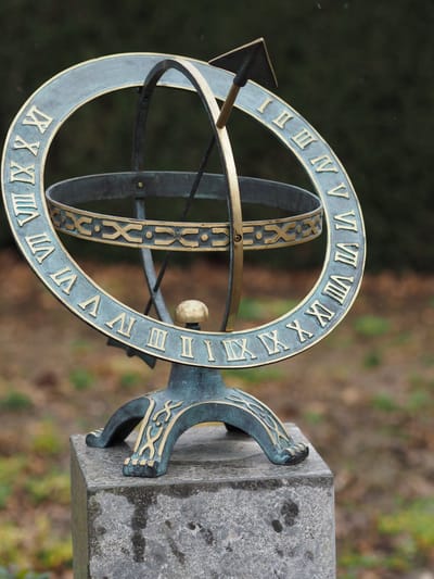 Tuinbeeld - bronzen beeld - Zonnewijzer 42 cm. Draaiende ring - Bronzartes - 42 cm hoog