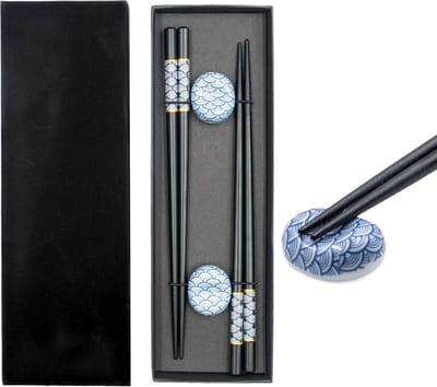 Intirilife Eetstokjes Set in Zwart met Blauw waaierspatroon - 2 paar eetstokjes 22.7 cm lengte met 2 eetstokjeshouders 3.5x2.8x1.4 cm - Herbruikbare Sushi Eetstokjes Chinees Japans