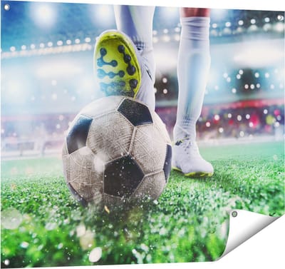 Gards Tuinposter Voetbalspeler met de Bal in het Stadion - 100x80 cm - Tuindoek - Tuindecoratie - Wanddecoratie buiten - Tuinschilderij