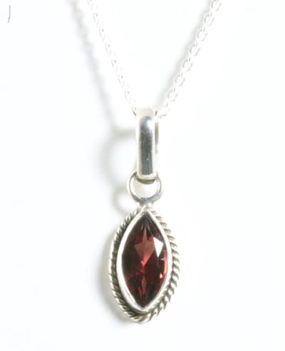 Fijne bewerkte zilveren hanger met granaat aan ketting