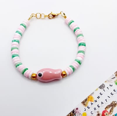 Jeannette-Creatief® - Beach - Armband Pink Fish & Heishi Shell Pink, White & Green RVS Gold - Armband - Keramiek - Nautische Sieraden - Schelparmband - Vis - Vissen - Armband met Vis - Heishi Shell - Schelpenarmband - Mermaidcore