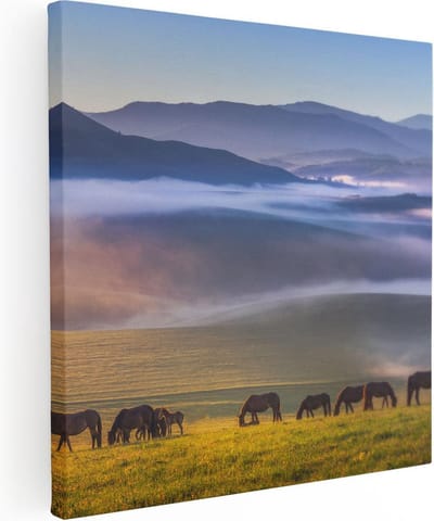Artaza Canvas Schilderij Paarden - 90x90 cm - Wanddecoratie Landschap - Muurdecoratie Bergen In De Mist - Schilderijen Op Canvas Natuur