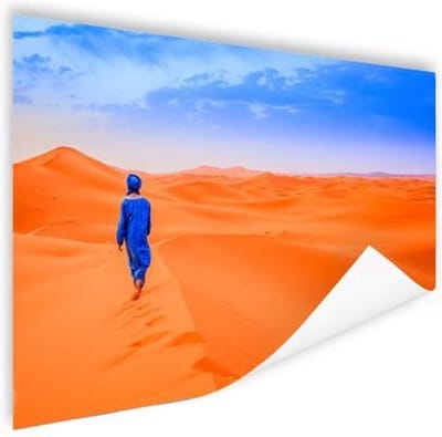 Berber loopt in de woestijn Poster 90x60 cm - Foto print op Poster (wanddecoratie woonkamer / slaapkamer)