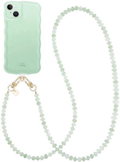 xoxo Wildhearts Glossy Wavy Case Sage Sorbet - Dusty Green (lang koord) - geschikt voor iPhone 15 - hoesje met telefoonkoord - afneembaar koord - Kralenketting - lang telefoonkoord - hoesje met golven - Groen