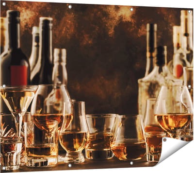 Gards Tuinposter Glazen met Sterke Drank - Flessen - 120x90 cm - Tuindoek - Tuindecoratie - Wanddecoratie buiten - Tuinschilderij