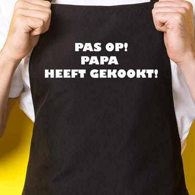 Zwart keukenschort / BBQ-schort met tekst | Pas op! Papa heeft gekookt! | Katoen - One size - Verstelbaar - Wasbaar - Cadeau voor hem - Vaderdag - Gratis verzending - Cadeau voor Kerst & sinterklaas | Incl. 2 jaar garantie