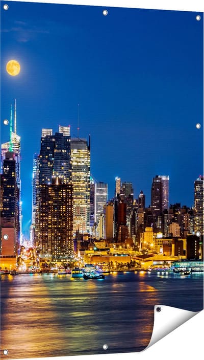 Gards Tuinposter Verlichte Skyline van New York met Volle Maan - 80x120 cm - Tuindoek - Tuindecoratie - Wanddecoratie buiten - Tuinschilderij
