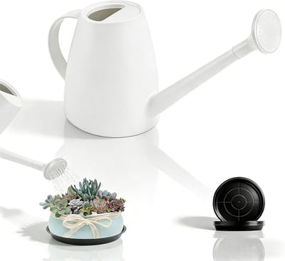 Kleine gieter van plastic met lange tuit voor binnenplanten, inclusief 10 zwarte onderzetters voor kamerplanten en vetplanten, 1.8L wit