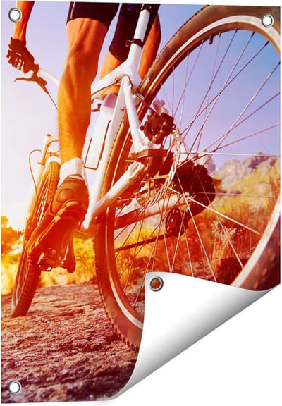 Gards Tuinposter Mountainbike Fietser op Stenen bij Zonsopgang - 40x50 cm - Tuindoek - Tuindecoratie - Wanddecoratie buiten - Tuinschilderij