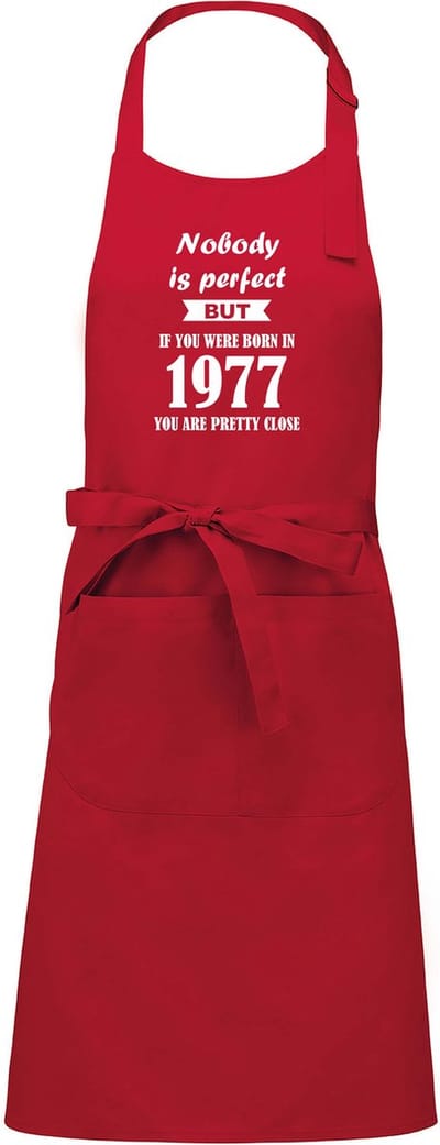 Cadeauschort - Tekstschort - Keukenschort - BBQ schort - verjaardag - vaderdag - moederdag - Nobody is perfect 1977 - rood