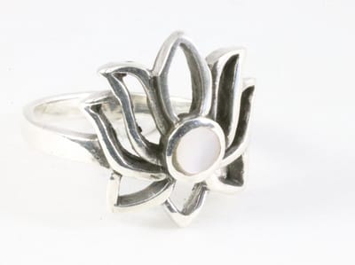 Opengewerkte zilveren lotus bloem ring met parelmoer - maat 16