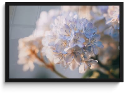 Poster in lijst - Fotolijst 60x40 cm - Posters - Bloemen - Lichtblauw - Wazig - Trosje - Posterlijst zwart - Decoratie - Wanddecoratie woonkamer - Muurdecoratie slaapkamer