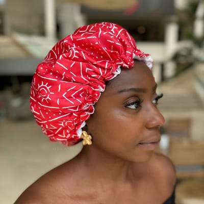 Satijnen slaapmuts – Verstelbare Bonnet van dubbellaags Satijn – Rode Bogolan – AfricanFabs®