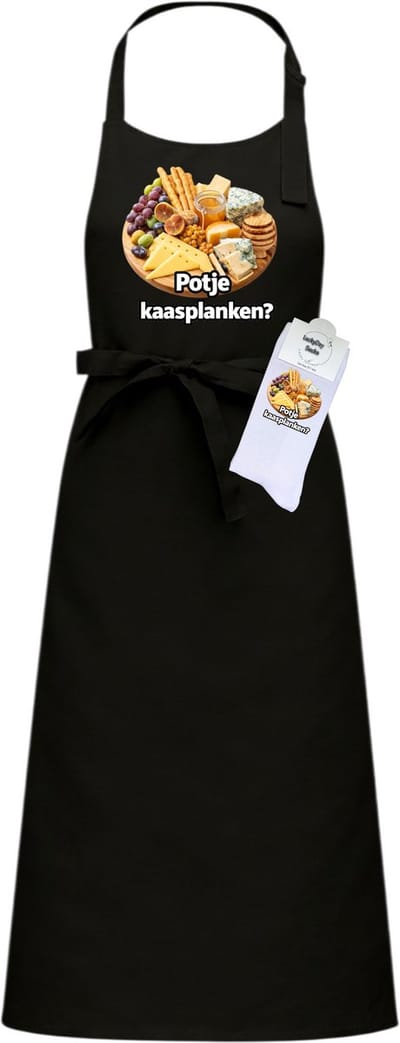 Luxe Hobby Keukenschort en sokken met tekst - Cadeau set - Kaasplanken - Pensioen cadeau - Zwart - Verstelbaar - Cadeau idee - Verjaardag cadeau - Cadeau dames en heren - Moederdag - Vaderdag - Afscheid - Kerst cadeau - Grappig cadeau - Onesize