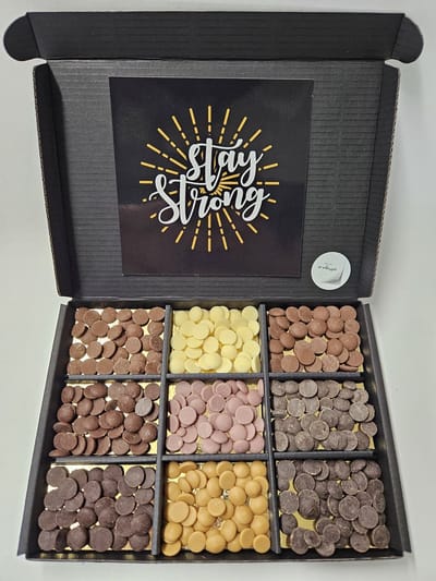 Chocolade Callets Proeverij Pakket met Mystery Card 'Stay Strong' met persoonlijke (video) boodschap | Chocolademelk | Chocoladesaus | Verrassing box Verjaardag | Cadeaubox | Relatiegeschenk | Chocoladecadeau